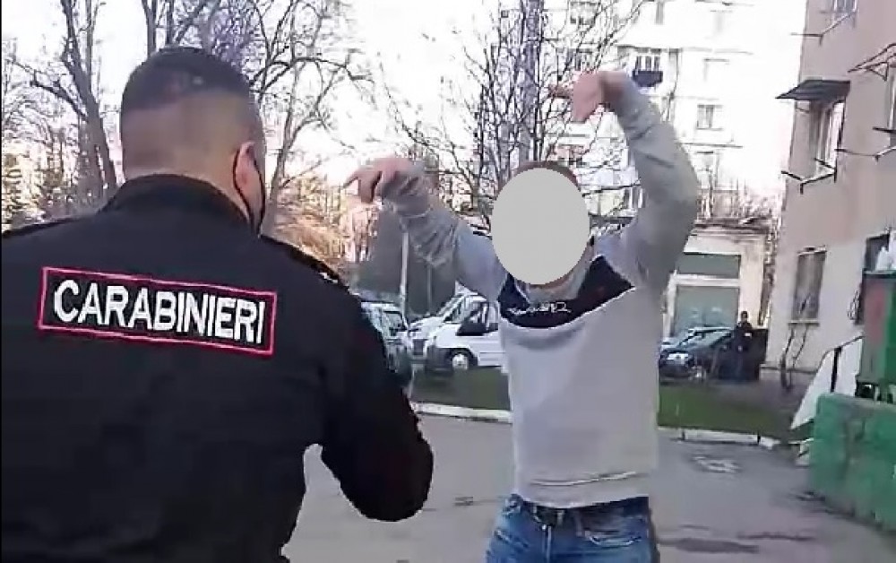 Un carabiner atacat cu o foarfecă de către un bărbat în stare de ebrietate